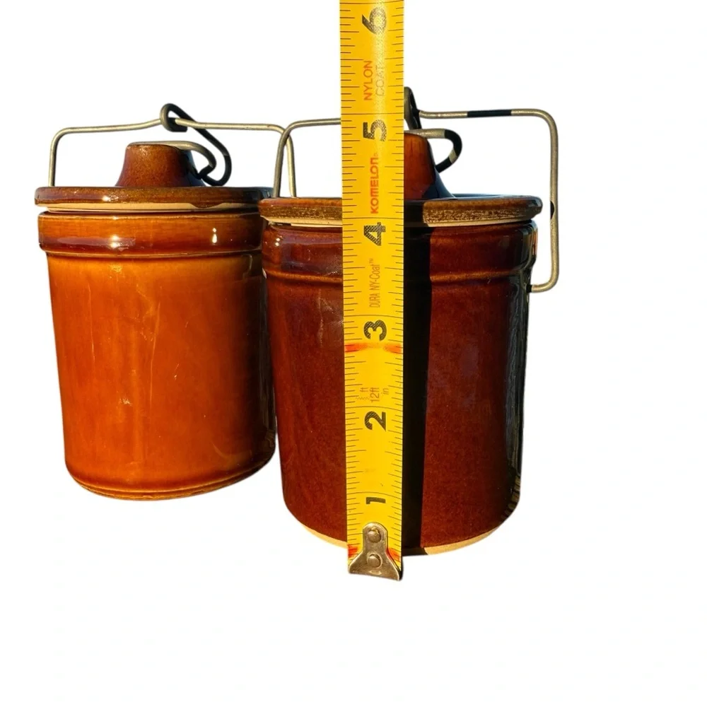 PAIR OF VINTAGE BROWN STONEWARE CROCK JARS WITH LIDS & METAL HANDLES - Picture 6 of 12